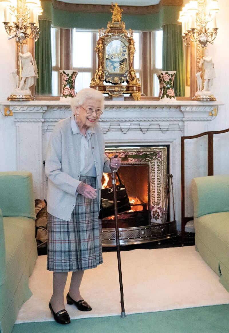 英國女王伊麗莎白二世6日任命新首相後被醫師囑咐休息，白金漢宮8日表示，醫師「相當關切女王陛下的健康」。（Jane Barlow/Pool via 路透社）