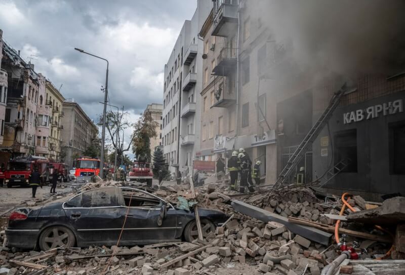 圖為烏克蘭哈爾科夫地區民宅6日遭俄軍飛彈攻擊，消防人員滅火救災。（路透社）