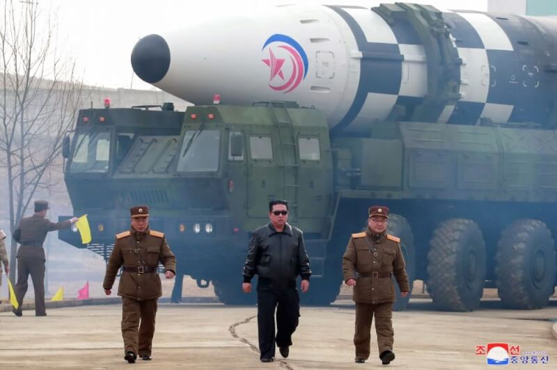 圖為北韓領導人金正恩（前中）3月親自指導飛彈試射。（圖取自北韓中央通信社網頁kcna.kp）