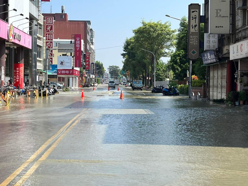 苗栗縣頭份市中華路9日發生自來水爆管事件，大量自來水和泥漿滲出路面，影響交通。（苗栗縣議員陳光軒提供）中央社記者管瑞平傳真  111年9月9日