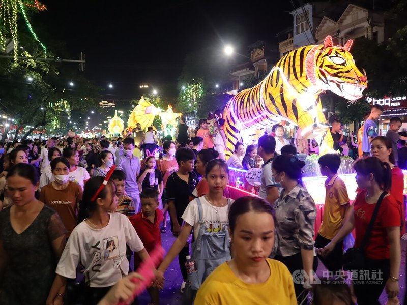越南民眾中秋節前往宣光省宣光市欣賞巨型花燈,據實地觀察,現場約有8成的人不戴口罩。中央社記者陳家倫越南宣光攝 111年9月9日
