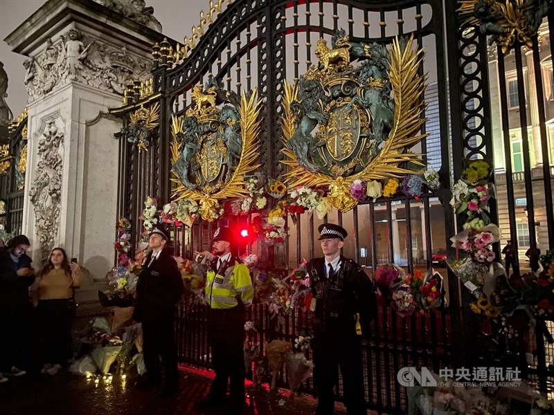 英國女王伊麗莎白二世8日辭世，雖然是颳著冷風的下雨天，仍有英國國內外民眾晚間湧入白金漢宮周邊。中央社記者陳韻聿倫敦攝 111年9月9日