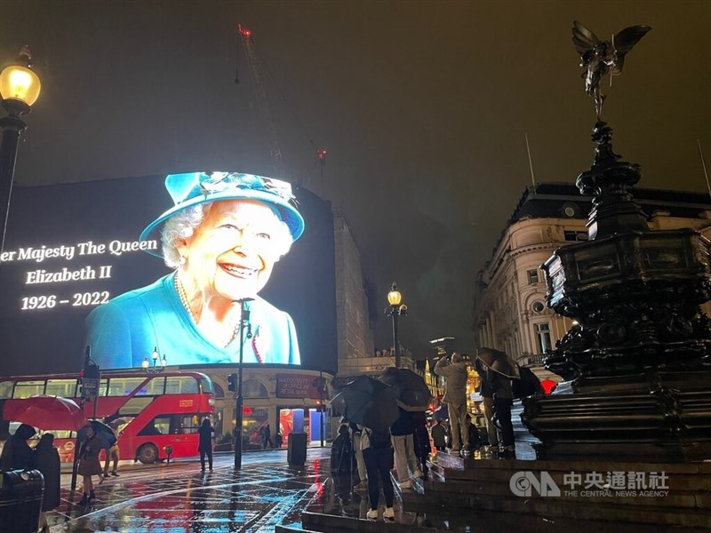 英國女王伊麗莎白二世8日辭世,享耆壽96歲。倫敦市中心著名地標比卡迪里廣場大螢幕打出巨幅緬懷圖文。中央社記者陳韻聿倫敦攝 111年9月9日