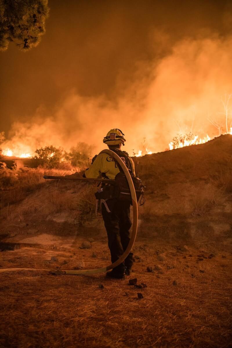 加州消防人員8日表示，洛杉磯郊外野火延燒範圍在24小時內擴大一倍。（圖取自twitter.com/CALFIRERRU）