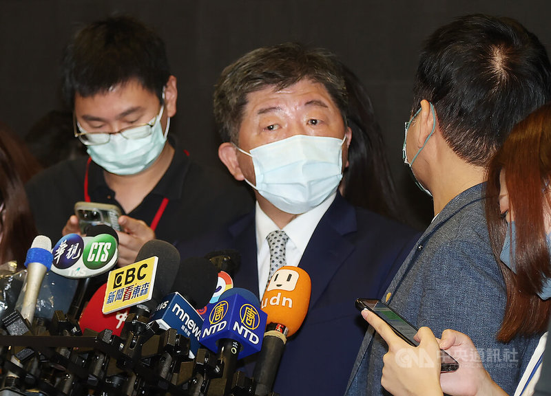 民進黨台北市長參選人陳時中(中)9日受訪時,細數衛福部長任內的長照政績,表示民眾滿意度達93%,成績不容污衊;希望國民黨台北市長參選人蔣萬安要好好讀讀書,看看這個成果,不是耍耍嘴皮就可以的。中央社記者張新偉攝 111年9月9日
