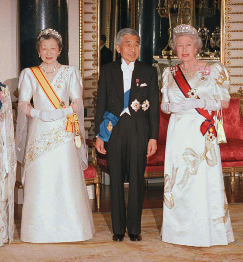 圖為1998年日本上皇明仁（中）、上皇后美智子（左）與英國女王（右）合照。（共同社）