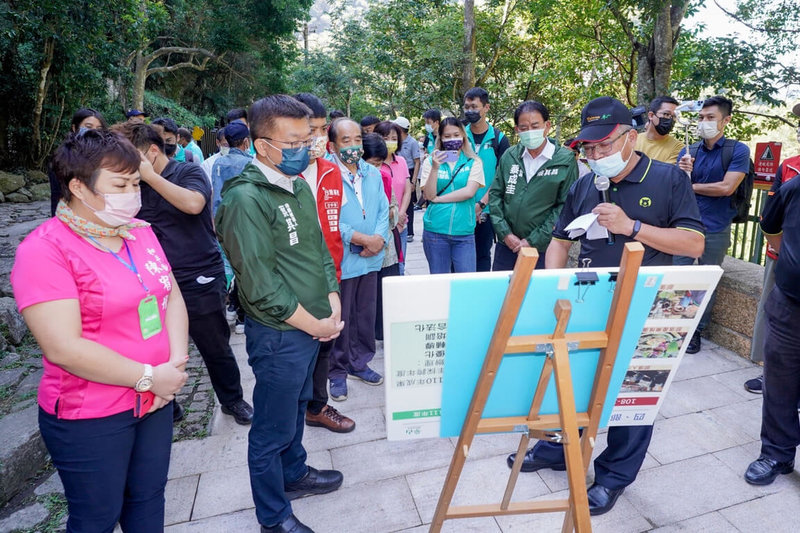 民進黨台中市長參選人蔡其昌（前左2）9日到谷關會勘，並發表「谷關300計畫」，透過環境改善、增設停車場、改善交通動線、續辦山谷燈光節政策，提升谷關遊客人數。（蔡其昌辦公室提供）中央社記者趙麗妍傳真  111年9月9日
