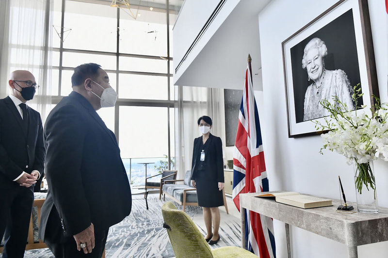 英國女王伊麗莎白二世8日辭世，泰國代總理普拉威（Prawit Wongsuwan ）9日前往英國駐泰國大使館表達哀悼之意。（泰國總理府提供）中央社記者呂欣憓曼谷傳真  111年9月9日