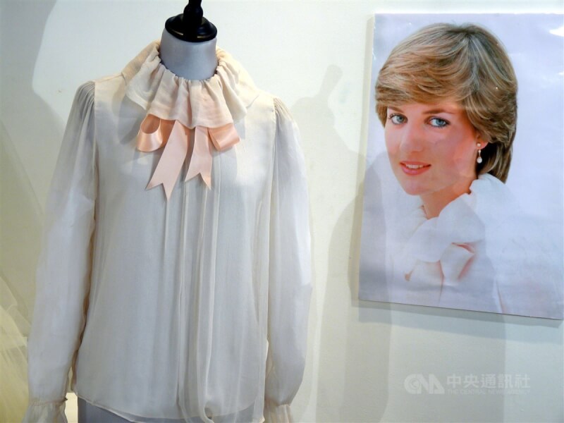 圖為1981年黛安娜與查爾斯訂婚前拍攝公開照所穿的粉紅色薄紗長袖高領上衣。（中央社檔案照片）