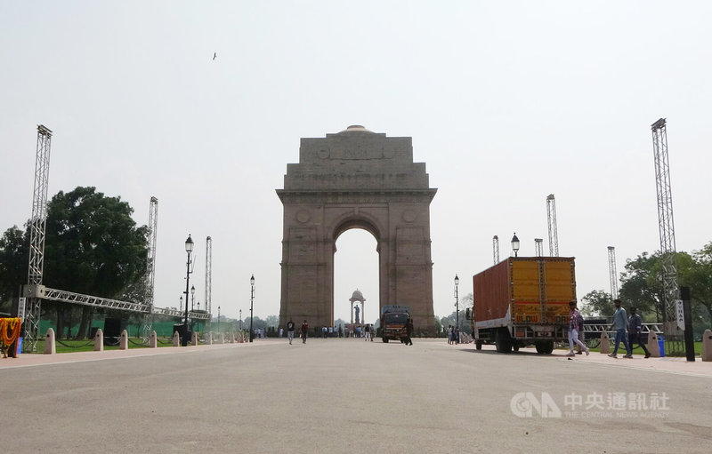 印度總理莫迪8日晚間主持新德里印度門前方國王大道（Rajpath）更名為責任大道（Kartavya Path）的儀式。圖為國王大道一部分及印度門。中央社記者林行健新德里攝  111年9月9日