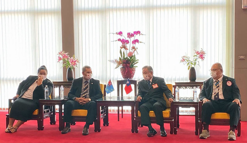 外交部政務次長田中光（右2）代表政府為吐瓦魯總理拿塔諾（左2）伉儷訪團送機，雙方於搭機前持續就台吐各項合作交換意見。（外交部提供）中央社記者黃雅詩傳真  111年9月9日