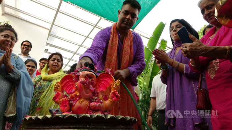 印度象神節（Ganesh Chaturthi）為期10天的活動，9日進入尾聲，都會區信徒將象神的神像浸入家中水壇，象徵回歸自然。中央社記者林行健德里攝  111年9月9日