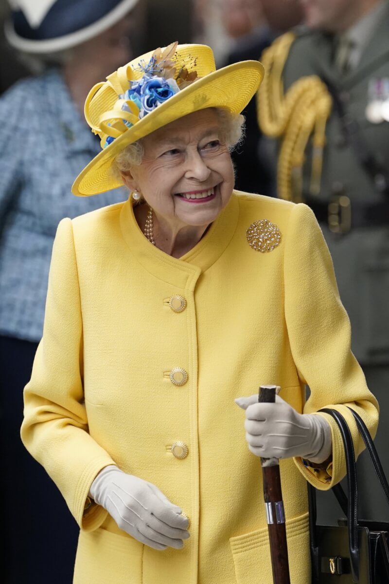 英國女王伊麗莎白二世時常身穿色彩鮮艷的套裝，搭配同色的帽子與白手套。（圖取自facebook.com/TheBritishMonarchy）