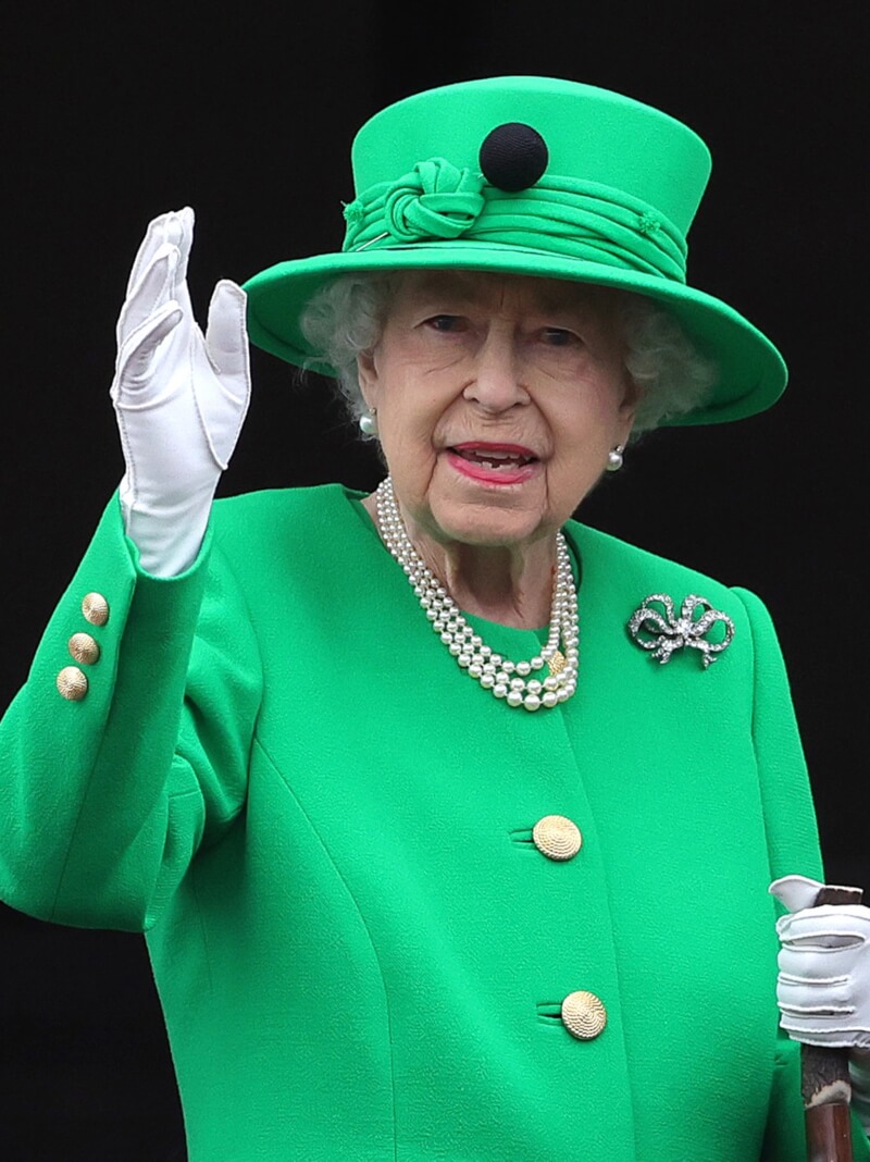 女王總是會配戴胸針或珍珠項鍊。（圖取自facebook.com/TheBritishMonarchy）