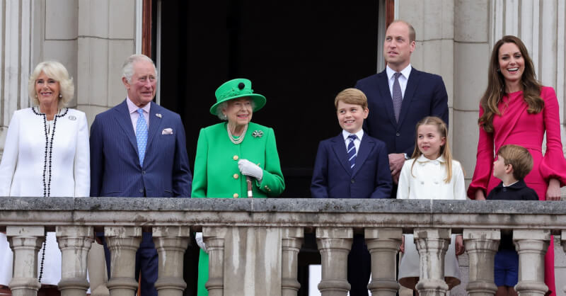 英國女王伊麗莎白二世（左3）9月8日辭世，現年73歲的女王長子、王儲查爾斯（左2）繼位成為英國國王。圖為7月5日白金禧慶典落幕，英國女王一家人站在白金漢宮露台。（圖取自facebook.com/TheBritishMonarchy）