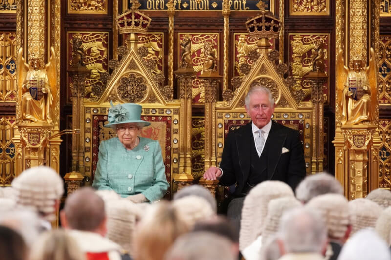 圖為英國女王伊麗莎白二世（左）2019年12月在查爾斯（右）陪同下出席國會開議大典。（圖取自facebook.com/TheBritishMonarchy）