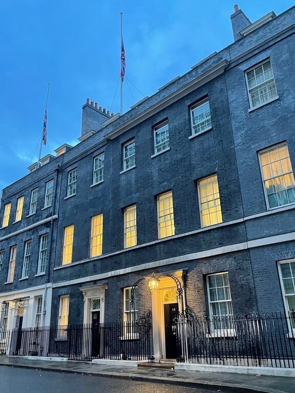 英國女王伊麗莎白二世8日辭世，享耆壽96歲。唐寧街首相官邸、內閣辦公廳等建築物上方降半旗致哀。中央社記者陳韻聿倫敦攝 111年9月9日