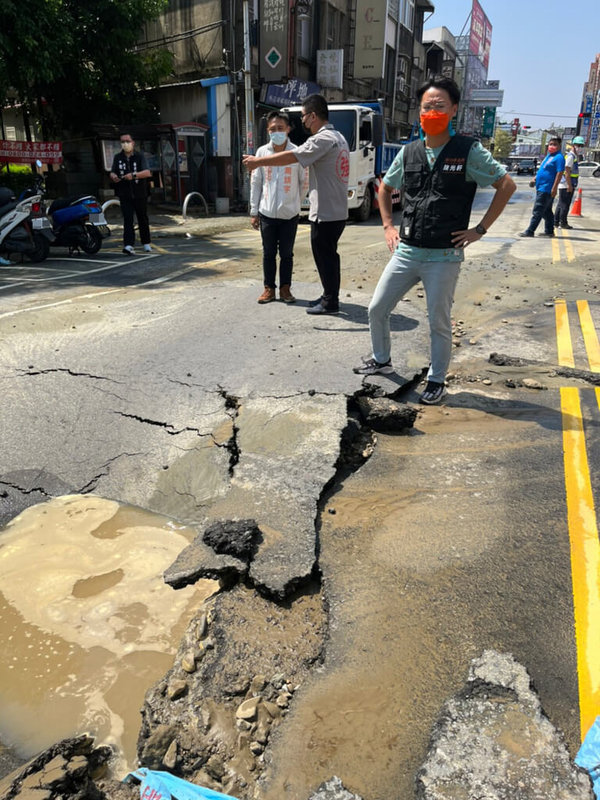 苗栗縣頭份市中華路9日發生自來水爆管事件，造成路面淹水、泥流範圍約100公尺，積水退去後，多處路基被掏空，形成一個個大窟窿。（苗栗縣議員陳光軒提供）中央社記者管瑞平傳真  111年9月9日
