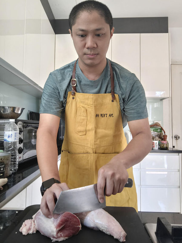 台式冰鎮滷味的美味逐漸攏絡泰國民眾的胃。圖為滷味業者艾瑞克在自宅中切下一塊豬里肌,為台式冰鎮滷味備料。(艾瑞克提供)中央社實習記者李婕瑜傳真 111年9月9日