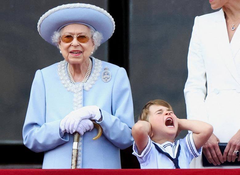 英國倫敦2022年6月2日舉行女王白金禧慶典,女王(左起)和路易王子在白金漢宮的陽台留下合影。(路透社)
