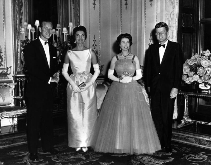 英國女王伊麗莎白二世（右2）一生中見過13位美國總統。圖為她與甘迺迪（右1）和其妻子賈桂琳（左2）會面。（圖取自instagram.com/theroyalfamily）
