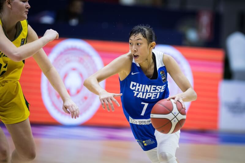 2022年U18亞洲青年女子籃球錦標賽，台灣選手10日以61比70輸給澳洲，11日將力爭銅牌。圖為台灣選手張聿嵐持球進攻。（圖取自fiba網頁fiba.basketball）