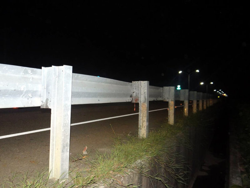 台南市陳姓男子9日晚間酒後騎機車返家,經嘉義縣義竹鄉台19線路段,疑自撞護欄,喉嚨處遭鋒利處割傷,救護車趕抵時已無呼吸心跳,送醫急救仍不治。(警方提供)中央社記者黃國芳傳真 111年9月10日