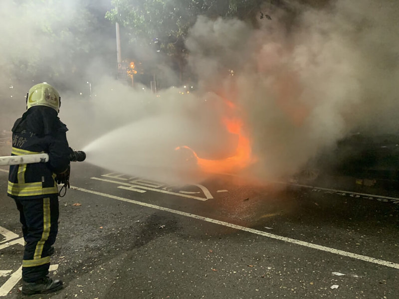 高雄市前鎮區中山四路、鎮海路口10日傍晚疑因民眾施放爆竹不慎，造成2輛停放汽車起火，消防人員到場灌救，幸無人員受傷。（民眾提供）中央社記者曾以寧傳真 111年9月10日