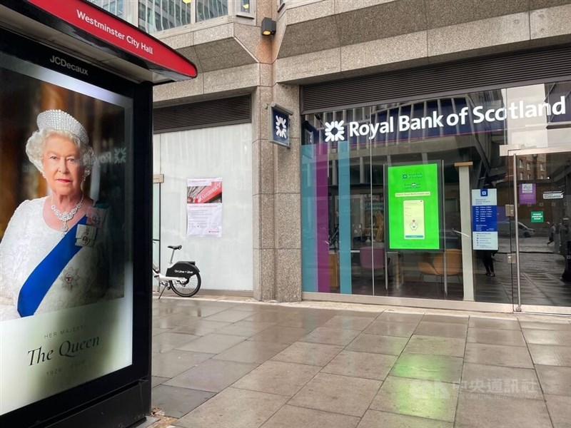 英國女王伊麗莎白二世8日辭世，倫敦市中心公車站也出現緬懷肖像。中央社記者陳韻聿倫敦攝111年9月9日