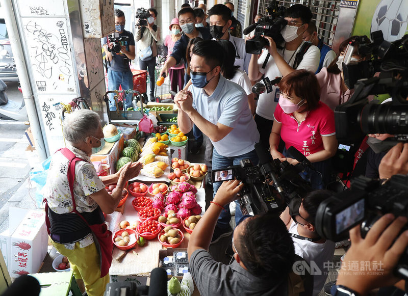 國民黨台北市長參選人蔣萬安（中）10日上午到臨江市場掃街拜票，尋求民眾支持，大批媒體一路跟拍。中央社記者張新偉攝  111年9月10日