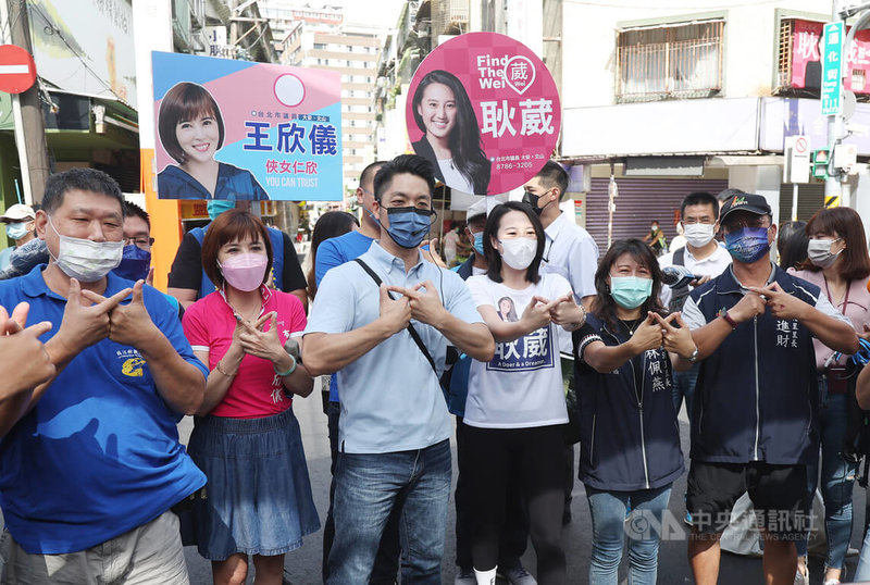 國民黨台北市長參選人蔣萬安（前左3）10日上午前往臨江市場掃街拜票，在路口比出手勢、高喊競選口號「你加台北就是無限」。中央社記者張新偉攝  111年9月10日