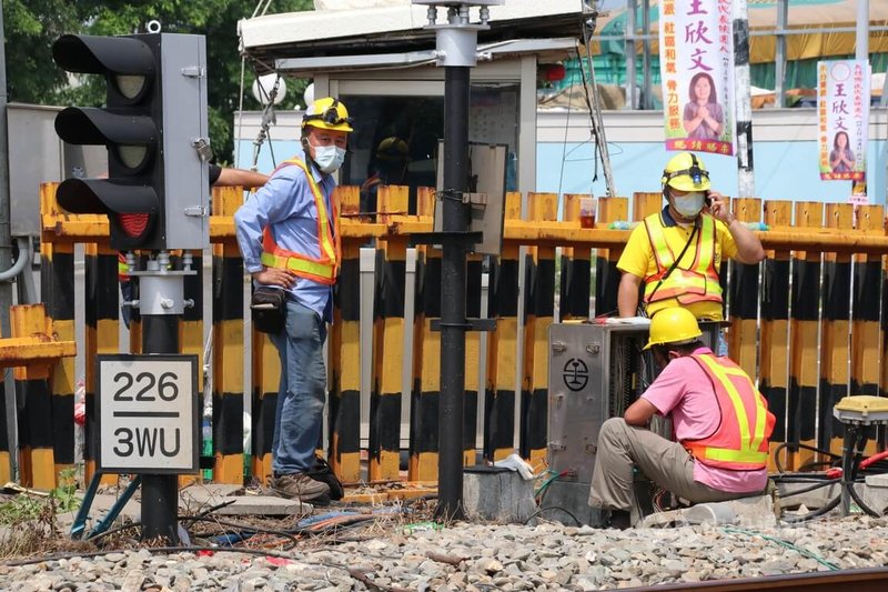 彰化縣大村鄉中正西路平交道故障,柵欄桿子一直呈放下狀態,警示燈號與聲響不斷,台鐵人員10日持續在鐵軌旁搶修設備。中央社記者蕭博陽彰化縣攝 111年9月10日