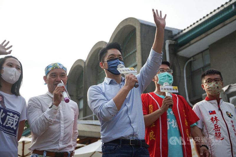 國民黨台北市長參選人蔣萬安（前中）10日下午到大安區龍泉里出席當地中秋節下午茶感恩音樂會，登台揮手向現場民眾熱情拜票致意。中央社記者裴禛攝 111年9月10日