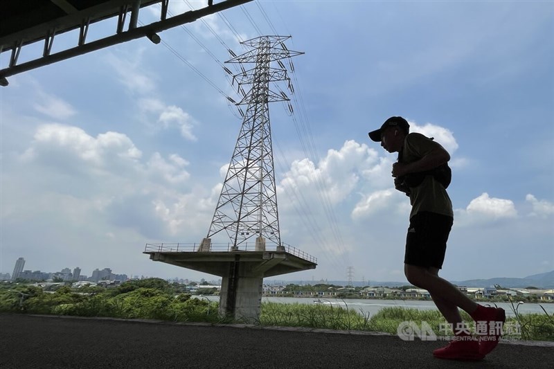 圖為民眾在台北市北投區高壓電塔旁跑步。（中央社檔案照片）