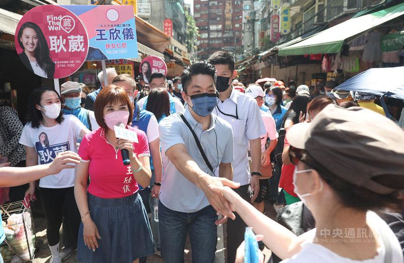 國民黨台北市長參選人蔣萬安（前中）10日上午到臨江市場掃街拜票，與民眾握手致意。中央社記者張新偉攝　111年9月10日