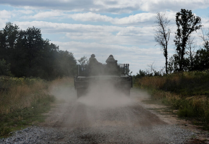 烏克蘭軍方表示，在烏克蘭南部一些州沿前線部署的烏軍，正朝向俄羅斯軍隊入侵之初即已占領的地區推進最多數十公里。圖為在巴赫姆特的烏克蘭軍人。（路透社）
