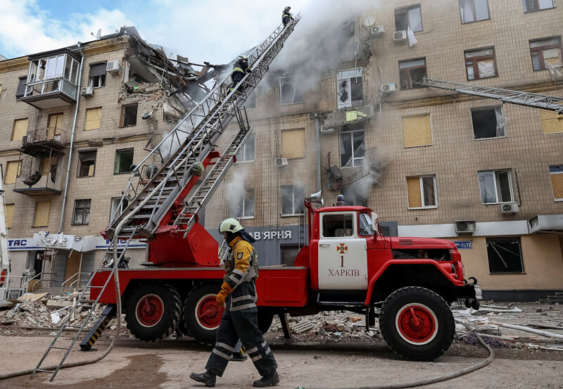 一名俄羅斯指派的地方首長9日表示，烏克蘭軍隊正以「迅雷不及掩耳」的速度，大舉收復先前被俄羅斯占領的東部領土。圖為消防員在哈爾科夫一棟被俄羅斯攻擊的民宅救災。（路透社）