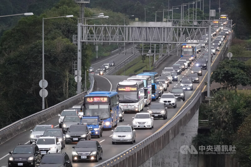 10日國慶連假收假日，高速公路局預估國道車流量較前2天少，有9處路段較易塞車。（中央社檔案照片）