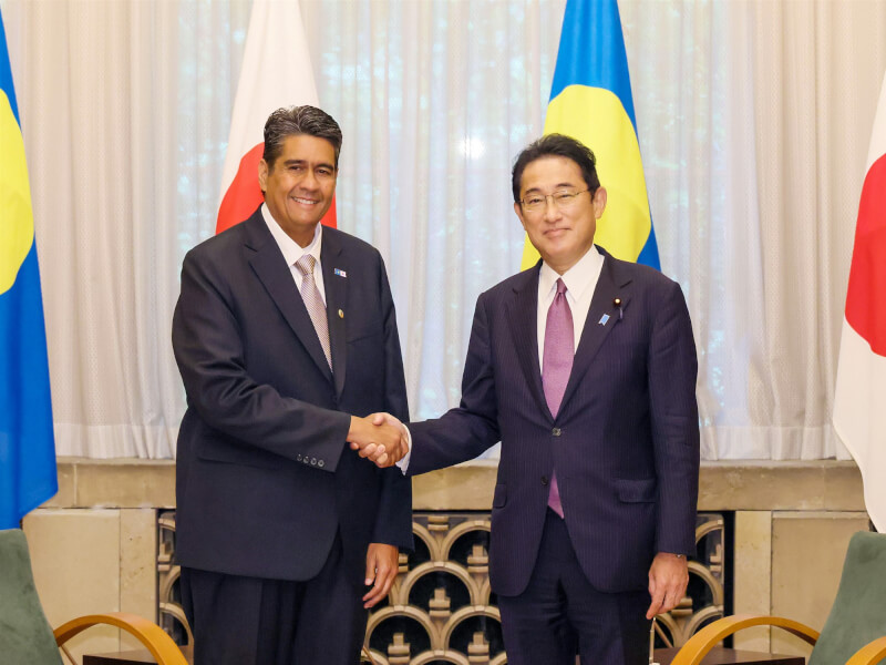 日相岸田文雄（右）9日在首相官邸與來訪的帛琉總統惠恕仁（左）會談，兩人都反對中國試圖以武力片面改變現狀，且強調台灣海峽和平穩定的重要性。（圖取自twitter.com/kantei）