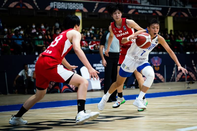 台灣U18女籃代表隊11日終場以45比77不敵日本，在今年U18亞洲青年女子籃球錦標賽名列第4。圖為台灣選手張聿嵐持球進攻。（圖取自fiba網頁fiba.basketball）