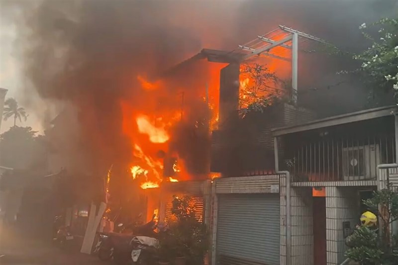 台南市永康區復國一路一處透天式住宅11日傍晚發生火災，現場燃燒猛烈。（讀者提供）中央社記者楊思瑞台南傳真 111年9月11日