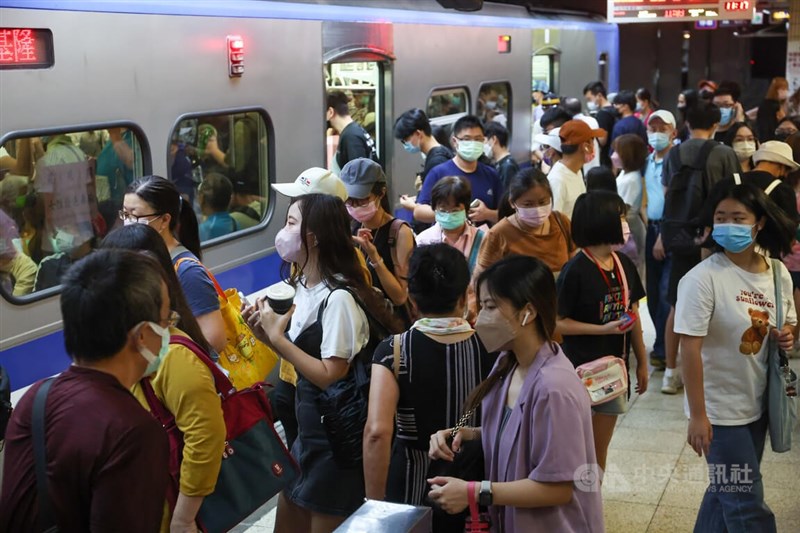 圖為中秋連假第一天，民眾在台北車站搭乘台鐵列車。（中央社檔案照片）
