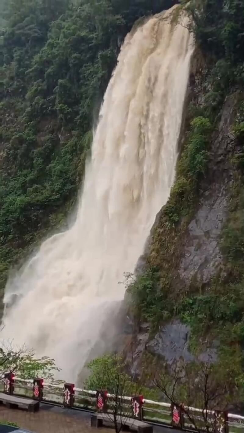 颱風梅花逐漸接近台灣，因外圍環流影響，新北市烏來區11日降下龐大雨勢，造成瀑布夾帶大量泥水傾洩而下。（里長簡凱傑提供）中央社記者王鴻國傳真 111年9月11日