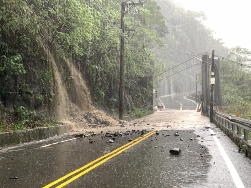 因颱風梅花外圍環流影響，新北市烏來等山區11日降下大雨，造成道路積水落石情形。（里長簡凱傑提供）中央社記者王鴻國傳真 111年9月11日