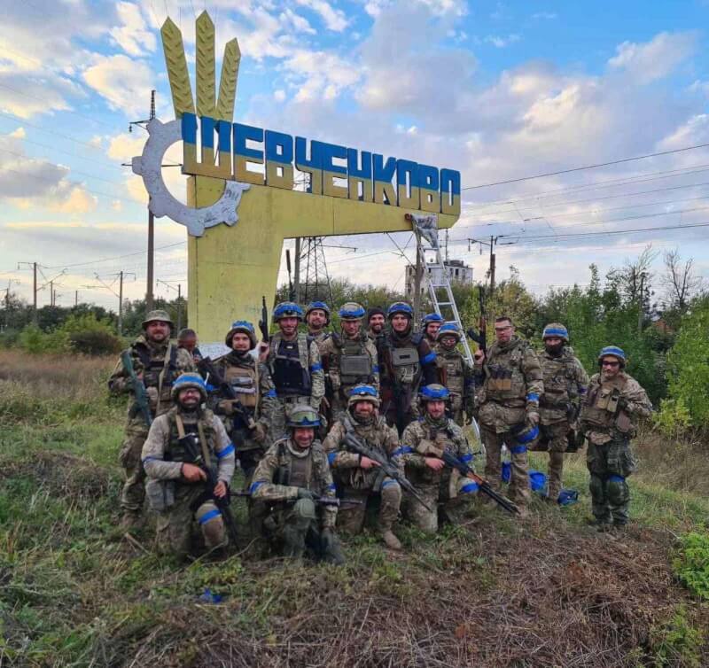 圖為烏軍收復哈爾科夫，軍人們在一處地標旁合影留念。（圖取自facebook.com/TerritorialDefenseForces）
