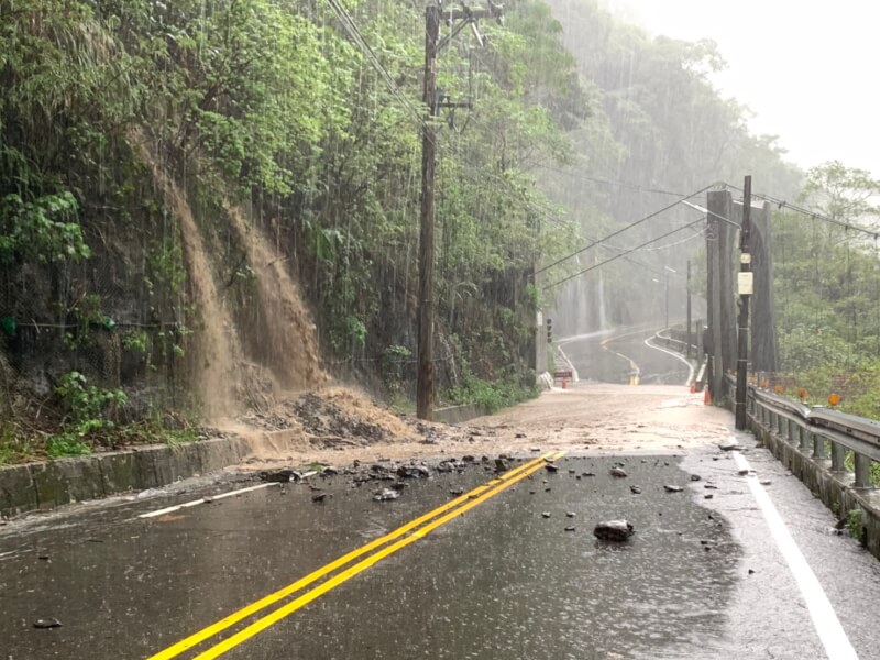 受梅花颱風帶來的豪雨影響，北107縣道出現邊坡落石及路面淹水。（圖取自facebook.com/wulaintpc）