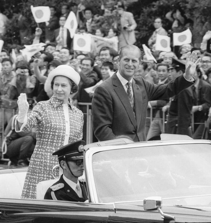已故英國女王伊麗莎白二世（中左）1975年5月7日與丈夫愛丁堡公爵菲利浦親王（中右）訪日，在日本停留6天5夜。（共同社）