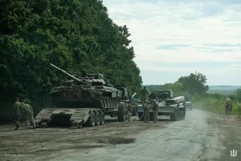 圖為烏克蘭軍人準備運送在反攻行動中繳獲的俄羅斯坦克。（圖取自facebook.com/GeneralStaff.ua）