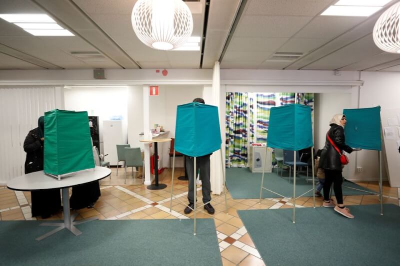 瑞典11日舉行大選投票，目前執政的中間偏左「社會民主黨」與右派陣營陷入激戰。圖為民眾在斯德哥爾摩郊區投票所投票。（TT News Agency/Ali Lorestani via 路透社）