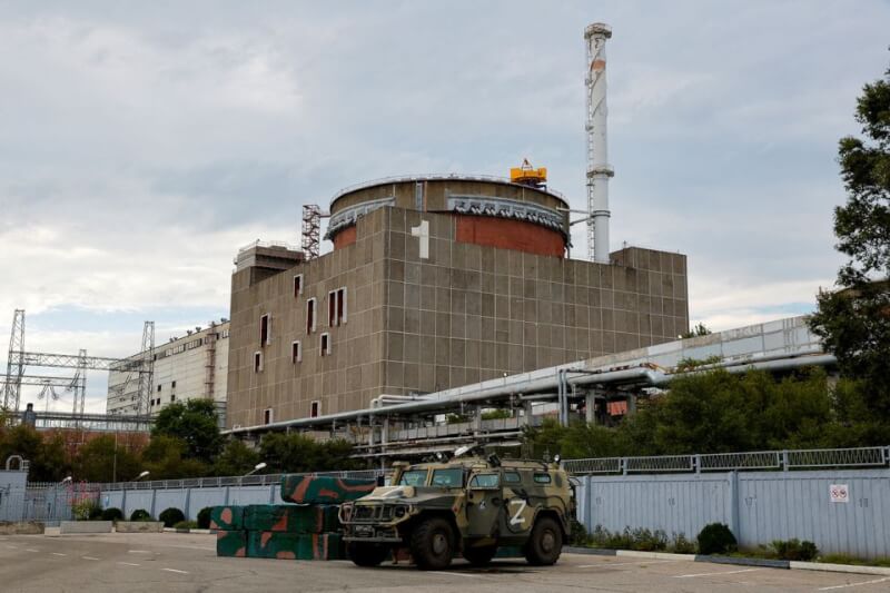 圖為1日在國際原子能總署訪問札波羅熱核電廠期間，一輛俄羅斯裝甲車停在核電廠外。（路透社）